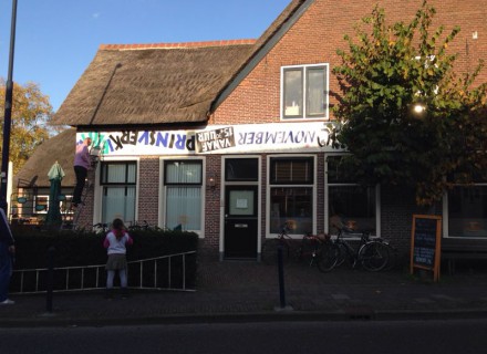 Voorbeeld voor de winactie: het spandoek op z'n kop!